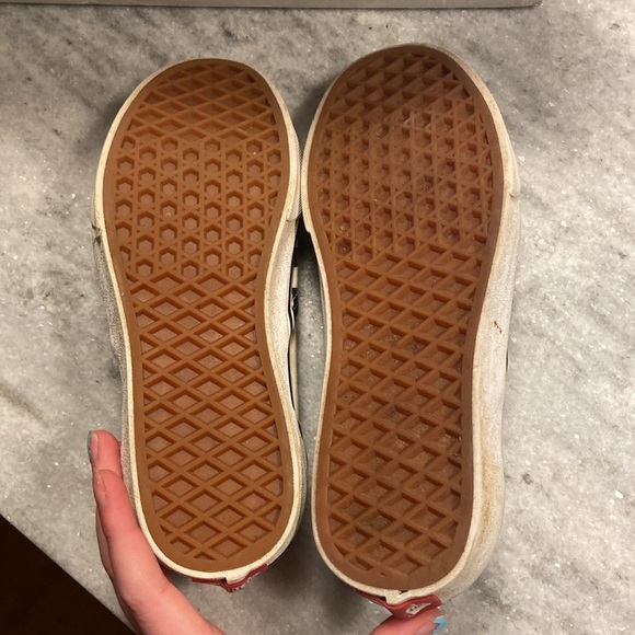 Women’s Vans (used) still very comfortable. size chart: UK 3 EUR 35 CM 22 - Picture 5 of 5